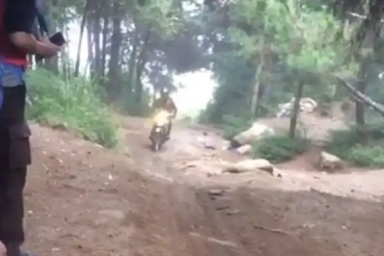 Viral Video Tukang Ojek di Gunung Sindoro, Ternyata Tarifnya Murah Banget Bro!