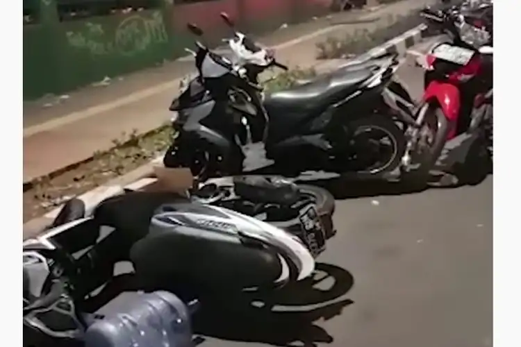 Pasca Demo, Banyak Motor Tumbang di Depan Gedung DPR dengan Kondisi Rusak Parah