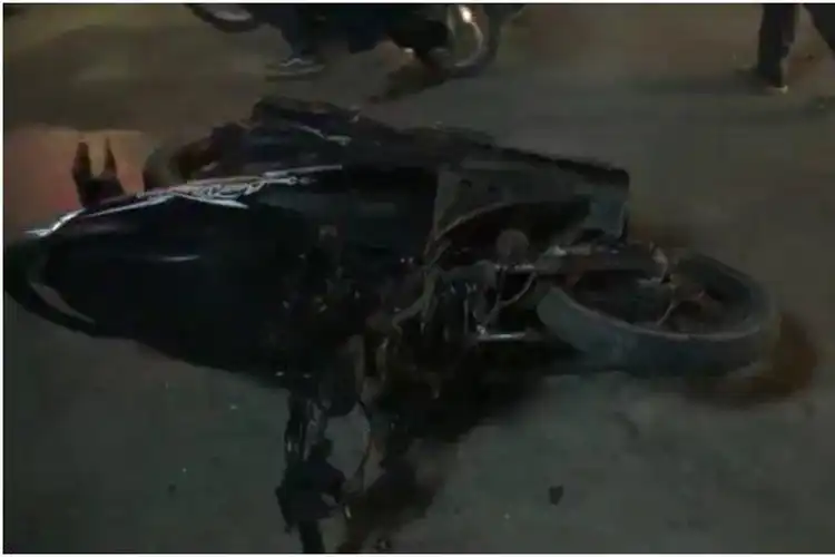 Nekat Riding Malam Tanpa Lampu, Pemotor Honda BeAT Tewas Kena Tabrak Elf