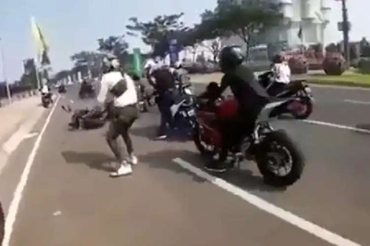 Bundaran BSD Mendadak Ramai, KTM Duke 200  Senggol Honda Supra, Anggota TNI Sampai Jungkir Balik