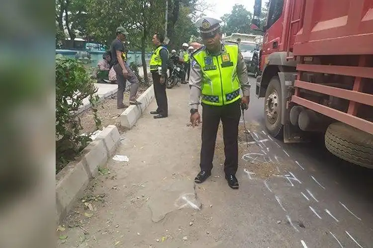 Tragis! Nyalip Dari Kiri, Pemotor Oleng Tewas Terlindas Truk