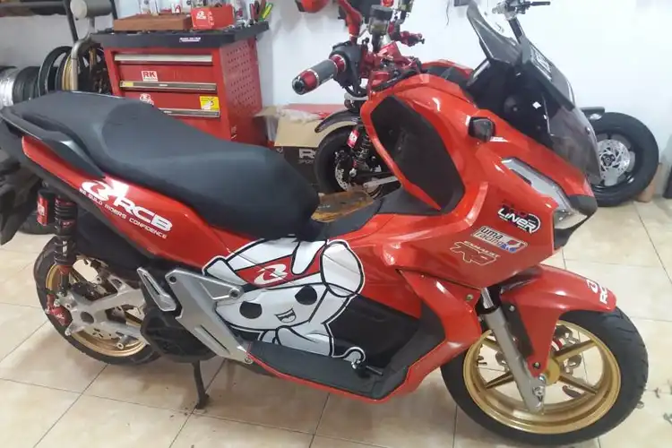 Baru Ada, Kekar dan Kokoh Pelek Yamaha NMAX RCB Dipasang di Honda ADV150