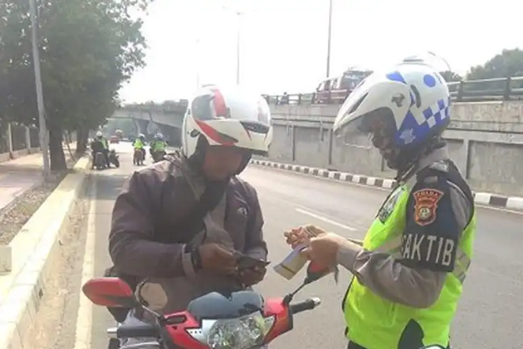 Berita Populer Razia dan Polisi Lalu Lintas Sepanjang 2019: Pemilik Yamaha R15 Ditilang Gara-gara Lampu Mati Sebelah
