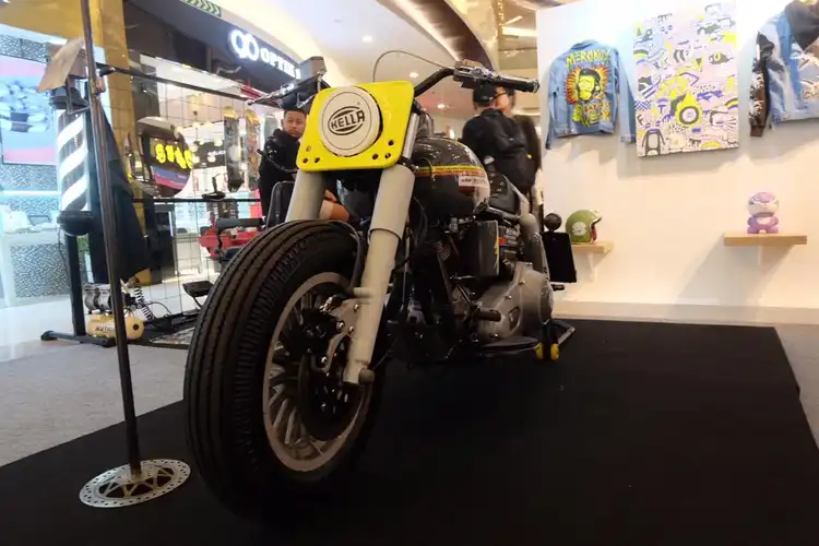 Komplet! Custom Collaboration 2019 Segala Ada, Helm Sampai Motor Custom Dipajang