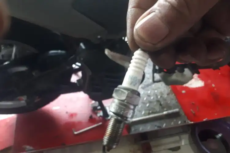 Waktu Terbaik Ganti Busi Motor, Jangan Tunggu Motor Mogok