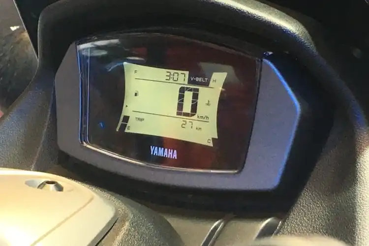 Bikin Penasaran, Berapa Sih Sisa Bensin Saat Indikator Fuelmeter Yamaha NMAX Kedap-kedip? 