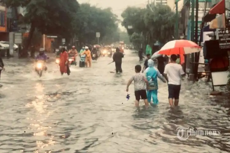 Ancaman Banjir Belum Berakhir, Hujan dan Angin Kencang Masih Menghantui Wilayah Ini, Pemotor Harus Waspada