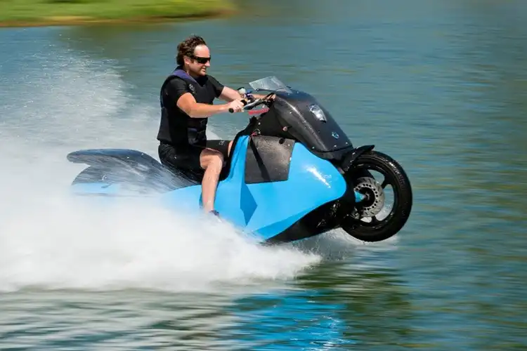 Punya Bodi Bongsor Seperti Yamaha NMAX, Motor Amfibi Gibbs Siap Libas Banjir, Ini Dia Spek dan Video Masuk Danau