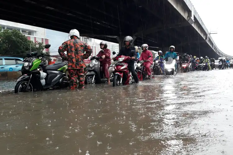 4 Tips Penting Pemotor Terhindar Kecelakaan di Musim Hujan Awal Tahun 2020