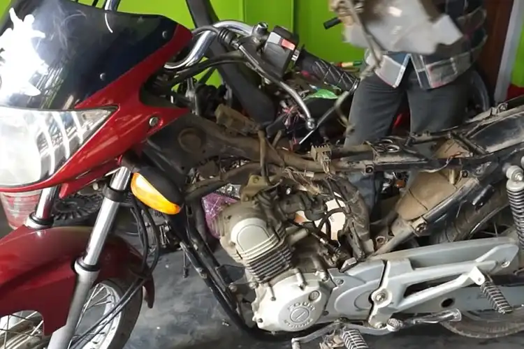 Video Proses Yamaha Saluto Dikonversi Jadi Motor Listrik, Setang Piston Langsung Digerinda