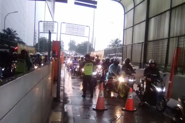 Breaking News! Hujan 8 Jam Jakarta dan Sekitarnya Dikepung Banjir, Ratusan Pemotor Terobos Tol Rawa Buaya