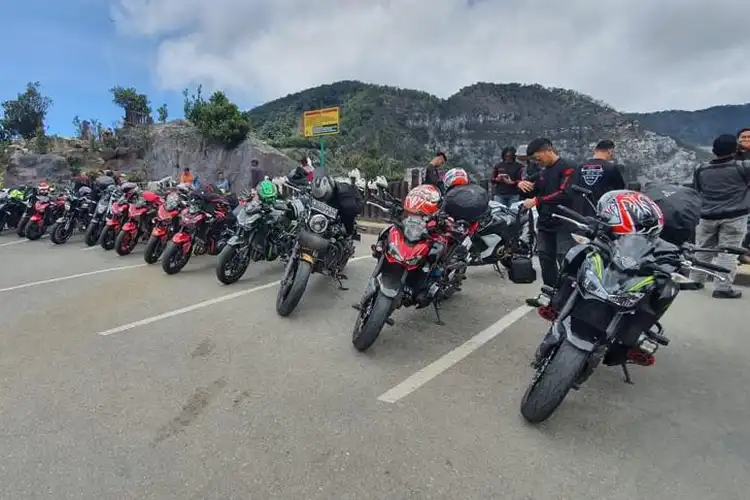 Boleh Gak Minum Minuman Berenergi Biar Kuat Turing? Pakar Safety Riding Beberkan Fakta