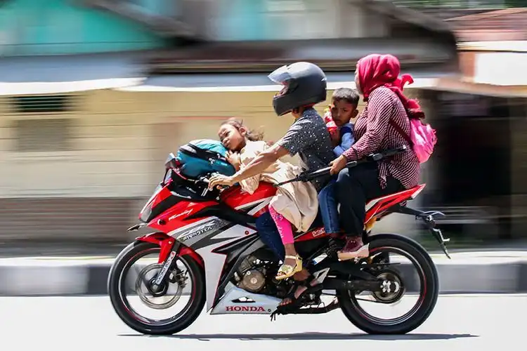 Nantang Bahaya, 2 Hal Fatal Ini Sering Dilakukan Pemotor Di Jalan Raya