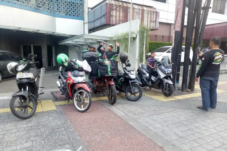 Covid-19 Mewabah Orderan Sepi, Komunitas Motor Ojek Online Ini Tunda Semua Agenda