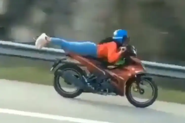 Sering Dipakai Joki Balap LIar, Ini Orang Yang Pertama Kali Bergaya Superman Di Atas Motor