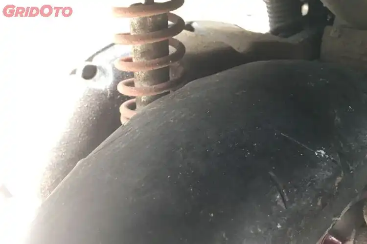 Bukan Karena Ngejar Ban Depan, Ini Alasan Ban Belakang di Motor Lebih Cepat Botak