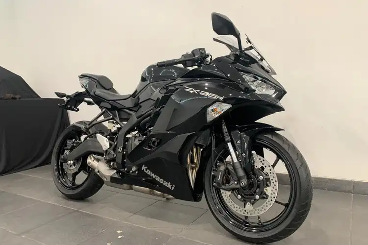 Wow Cuma Butuh 15 Menit Buat Pasang Lowering Kit di Kawasaki ZX-25R, Ada Tiga Setelan Lo!