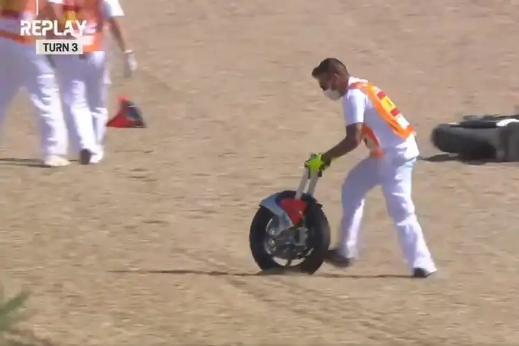 Merinding, Video Kecelakaan Stefano Manzi di FP1 Moto2 Spanyol 2020, Motor Terbelah Dua!