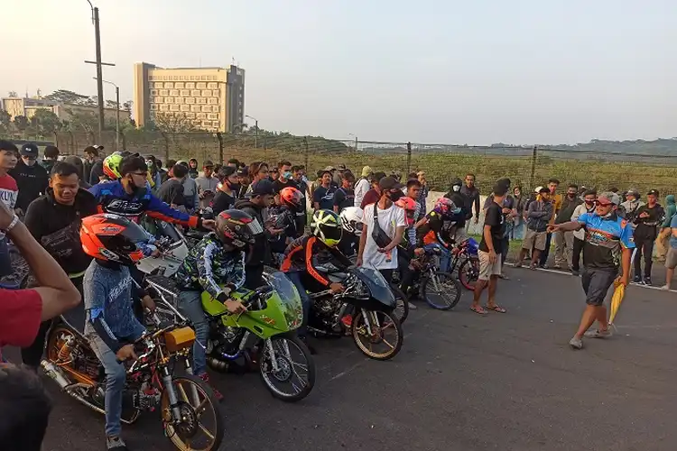 Sama-sama Balap Motor Ilegal, Mending Ikutan Balap Sera Sentul atau di Jalan Raya Bro?