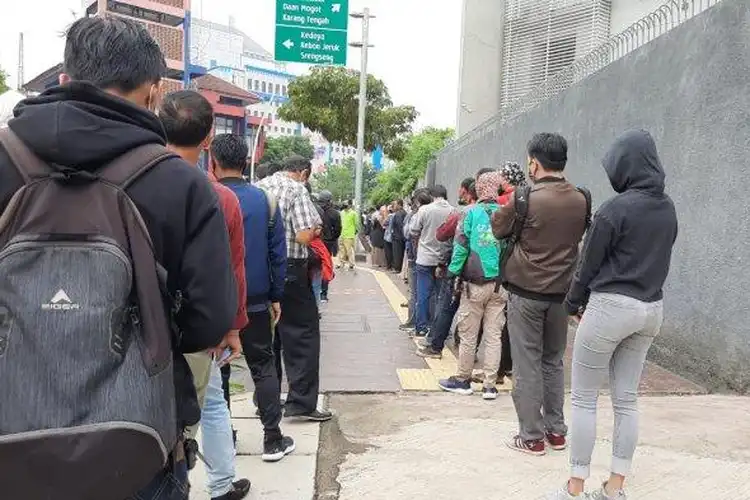 Jalanan Macet, 11 Ribu Orang Urus Tilang Operasi Patuh Jaya 2020, Antriannya Mengular Hingga 1 Km