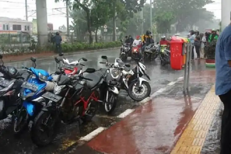 Masih Banyak Bikers yang Memakai Jas Hujan di Sembarang Tempat, Pakar Safety Riding Bilang Begini