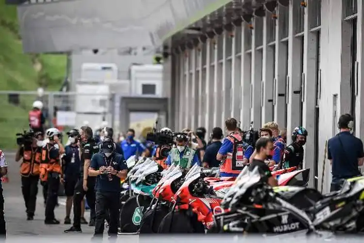 5 Berita Pembalap Terpopuler 2020, Mulai Dari Pembalap Menikahi Adiknya Sendiri, Sampai Memberontak ke Race Director