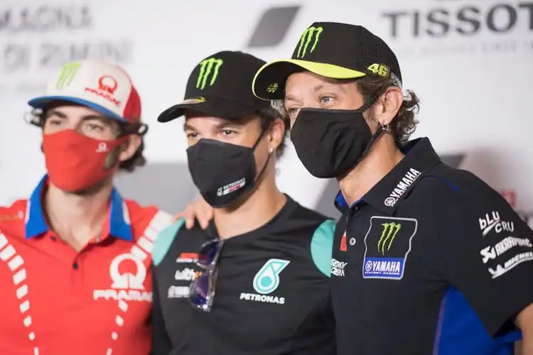 Buka-bukaan Aja Nih, Valentino Rossi Lebih Senang Bertarung Dengan Muridnya Dibanding Pembalap Lain