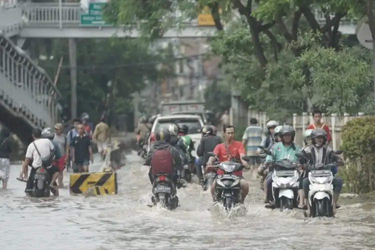 Pemotor Mau Terobos Banjir Gak Boleh Tutup Gas, Nih Penjelasannya