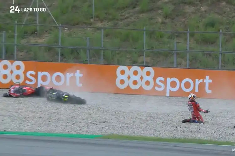 Parah! Andrea Dovizioso dan Johann Zarco Tabrakan Hebat di Lap Pertama MotoGP Catalunya 2020