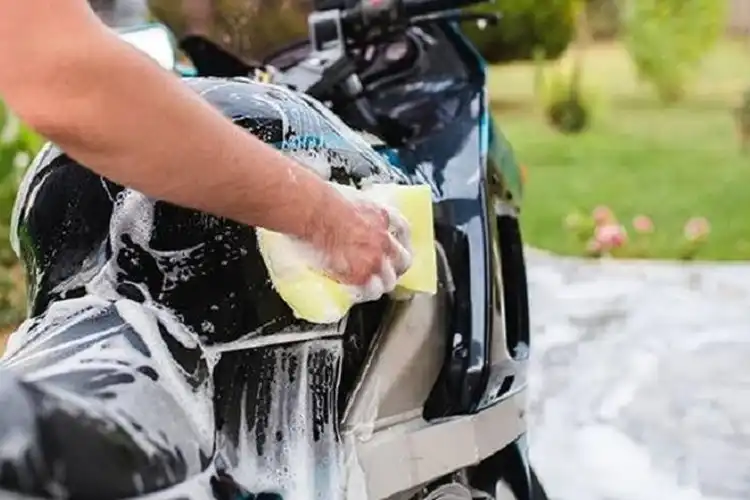 Sering Cuci Motor Pakai Sabun Cuci Piring atau Sabun Colek? Nih Dampaknya