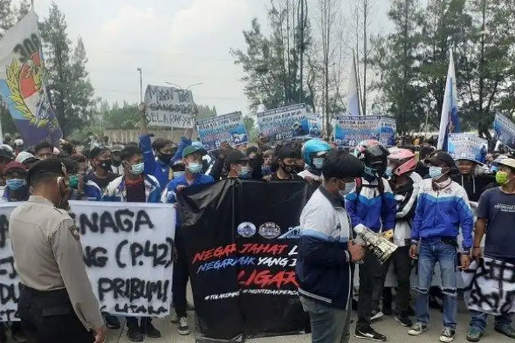 Sempat Dijuluki Geng Motor Mengerikan, Klub Motor XTC Indonesia Ikut Aksi Demo Tolak UU Cipta Kerja di Bekasi