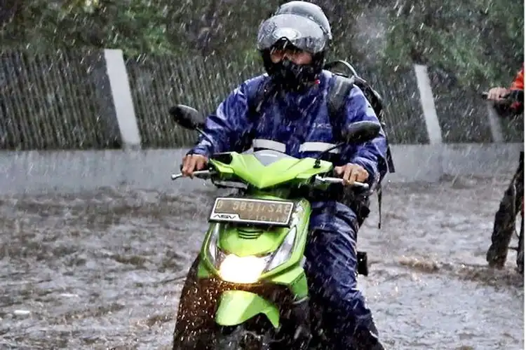 Segini Harga Jas Hujan Motor Terbaru, Pakaian Bikers Tetap Kering Sampai Tujuan