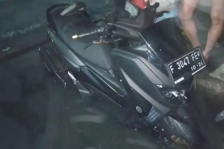 Gokil! Yamaha NMAX Sakti Terobos Genangan Banjir Tetap Bisa Nyala Mirip Jetski, Tipsnya Cuma Begini