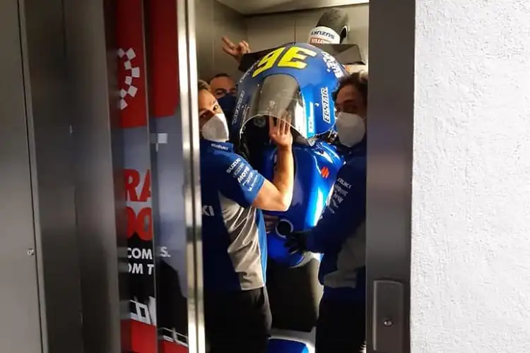 Kocak, Motor Juara Dunia MotoGP 2020 Joan Mir Diangkut Pakai Lift