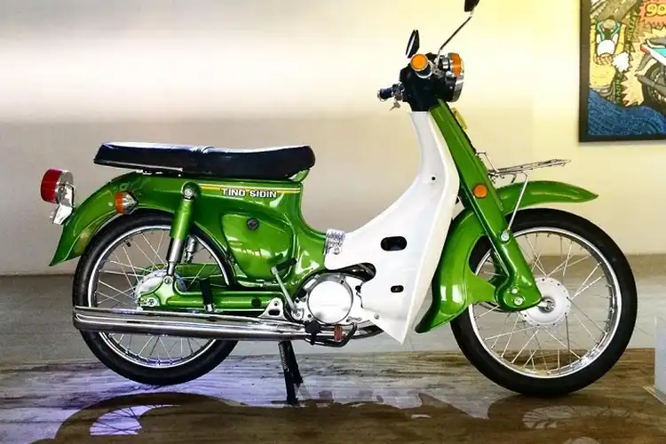 Jarang Yang Tahu, Pelukis Legendaris Pak Tino Sidin Punya Suzuki FR 80