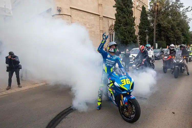 Seru! Juara Dunia MotoGP 2020 Joan Mir Selebrasi Sambil Keliling Kota, Sekalian Bocorin Harapan di MotoGP 2021