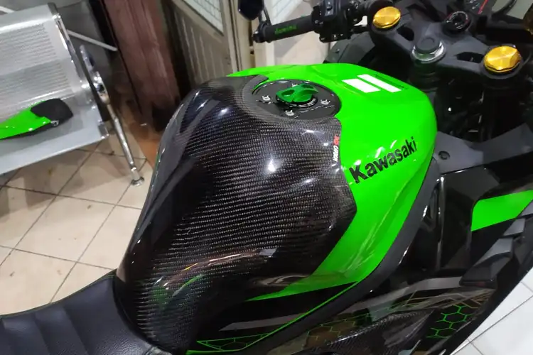 Modifikasi Half Tankpad Carbon Fiber di Ninja ZX-25R, Kece Juga Nih