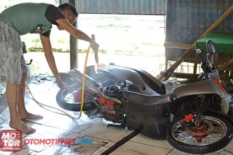 Waspada! Mulai Sekarang Jangan Miringkan Motor saat Dicuci Steam, Efeknya Fatal