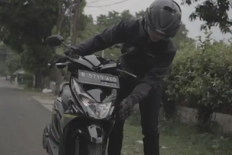 Selain Tilang, Berkendara dengan Lampu Motor Mati Bisa Berujung Fatal