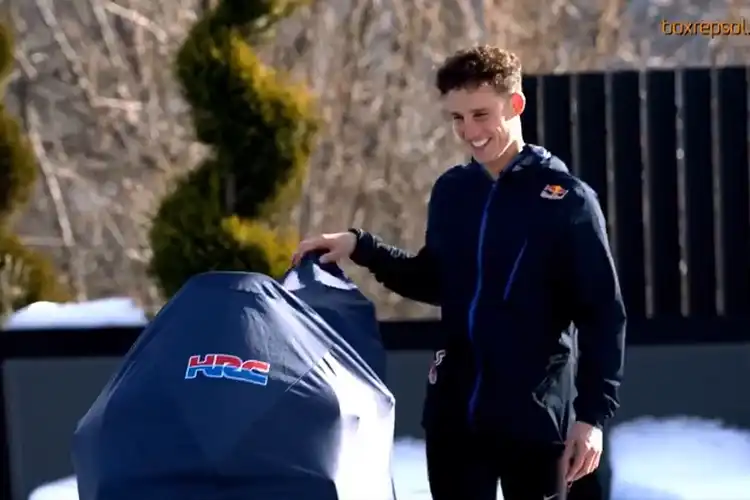 Selain Baju Baru, Pol Espargaro Dapat Kejutan Lagi dari Repsol Honda