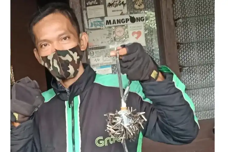 Kenalin Nih Bro, Driver Ojol Penyapu Ranjau Paku Jalanan Jakarta