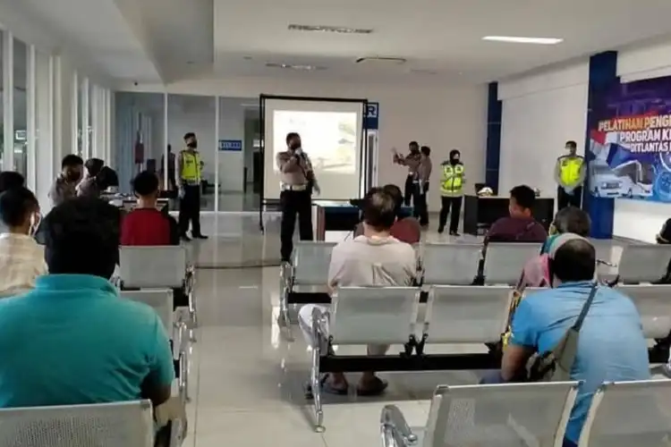 Penasaran Perpanjang SIM Boleh Diwakilkan Orang Lain? Begini Kata Polisi
