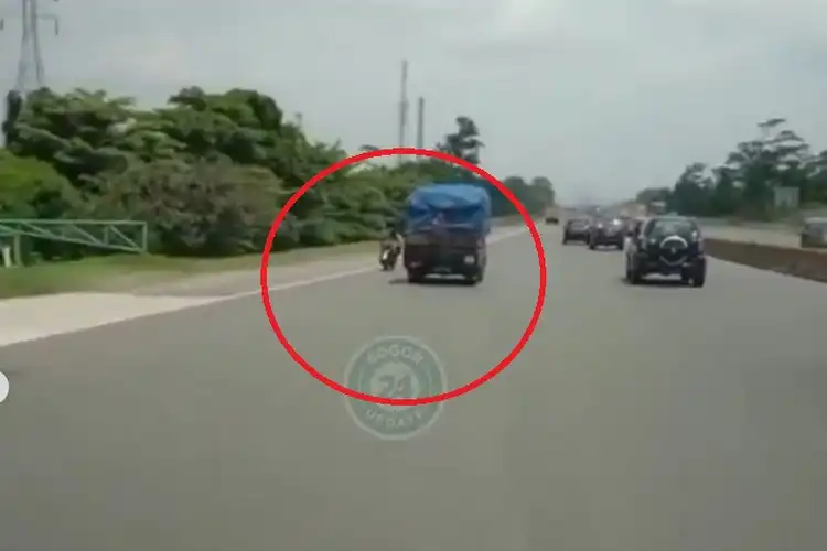 Viral Video Emak-emak Naik Motor Terobos Tol Lagi, Dendanya Bikin Tekor