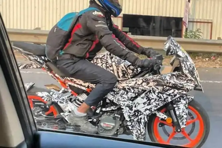 Spy Shot KTM RC200 Lagi Tes Jalan, Desain Fairing Lebih Tajam?