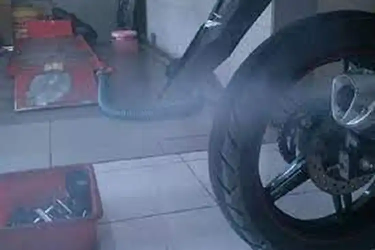 Mau Pakai Motor Buat Perjalanan Jauh Lebaran Tapi Keluar Asap Putih, Aman atau Enggak Nih?