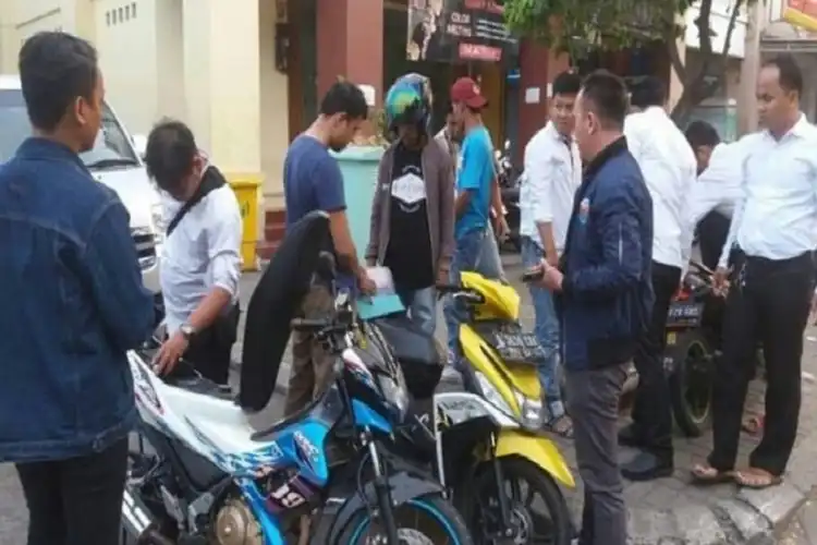 5 Cara Hadapi Debt Collector Sok Jagoan, Gak Takut Lagi Dicegat di Jalan
