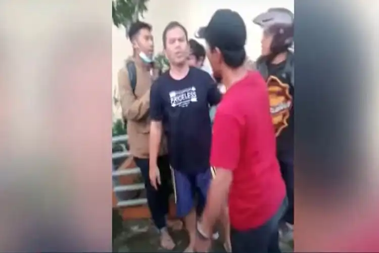 Viral Video Debt Collector Main Tarik Motor, Langsung Dikeroyok Warga