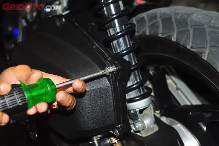 Gak Perlu ke Bengkel, Begini Cara Benerin Baut Box Filter Udara Slek