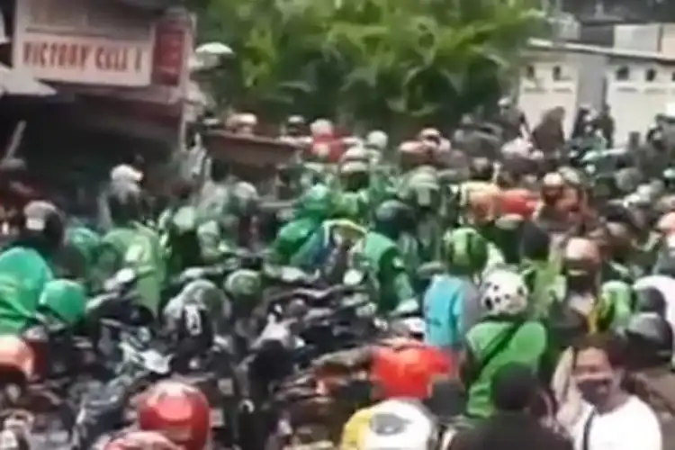 Debt Collector Kocar-kacir Bentrok Vs Ojol di Sawah Besar, Puluhan Helm Melayang di Udara