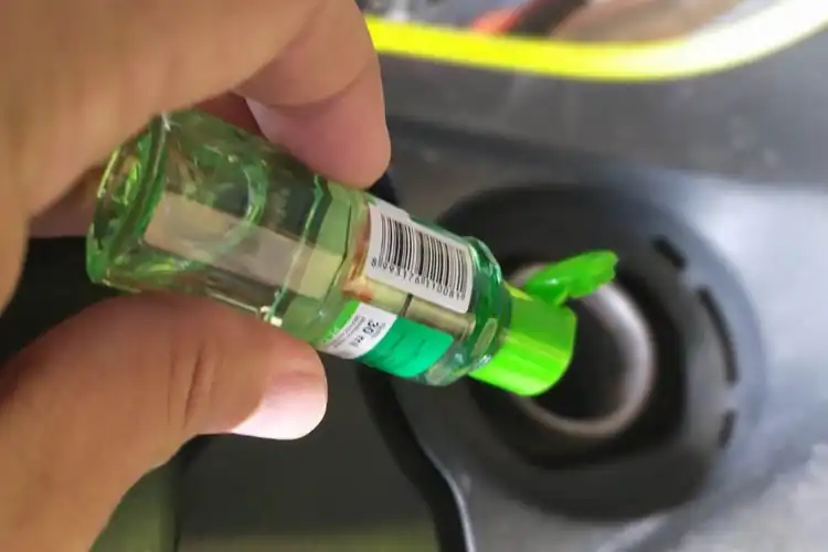 Gak Hanya Obat Covid-19 Tapi Juga Bikin Irit Bensin, Minyak Kayu Putih Ditetes Ke BBM